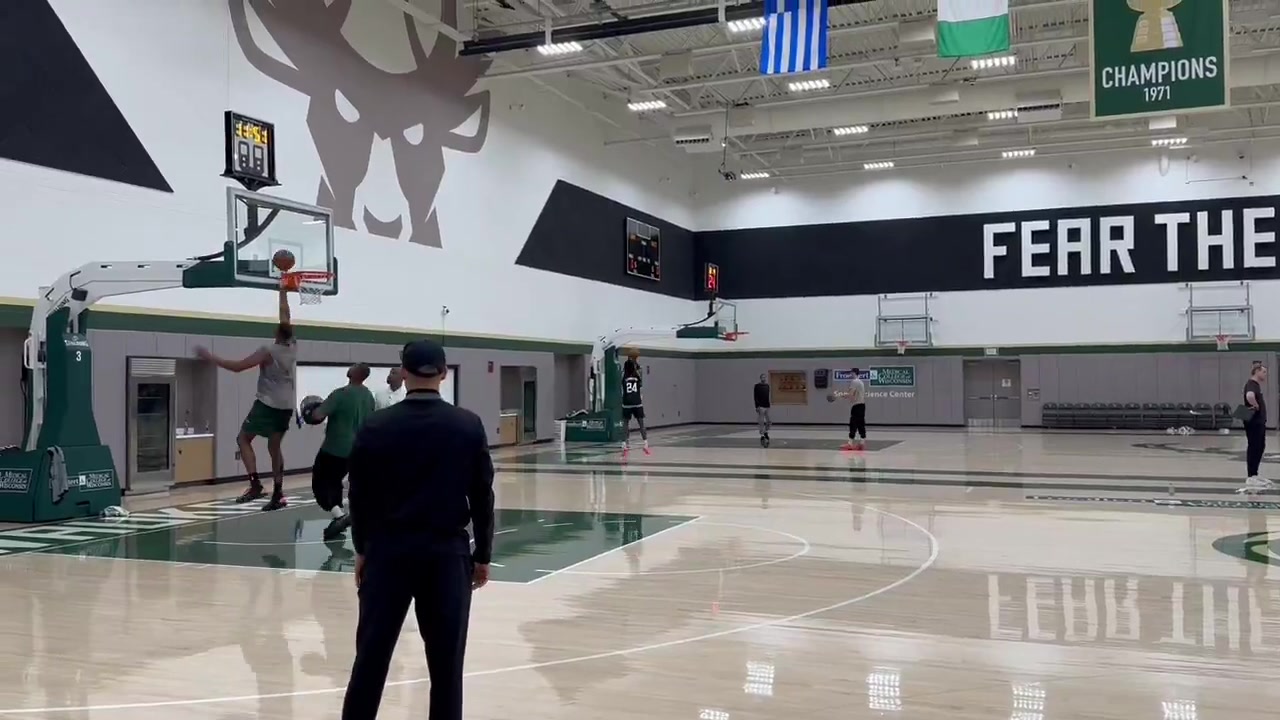 雄鹿队内训练库兹马这个状态太离谱了吧连续投篮都短了