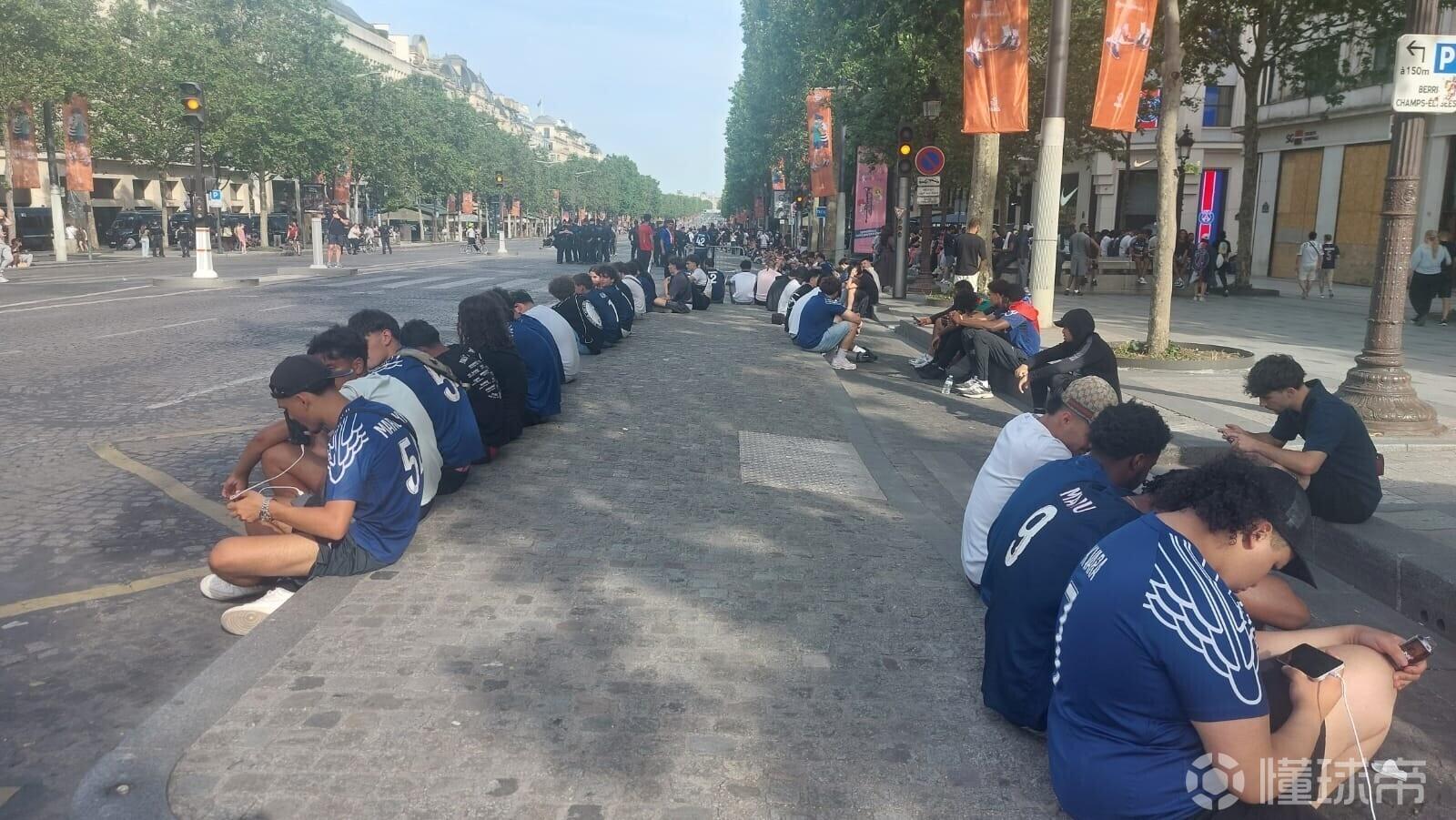 香榭丽舍封路，球迷手机看巴黎圣日耳曼战阿森纳
