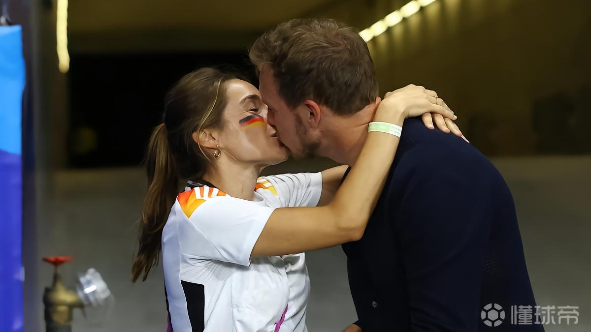 邮报：纳格尔斯曼女友频繁现身德国队营地引争议